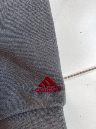 Sudadera Adidas gris con rayas rojas