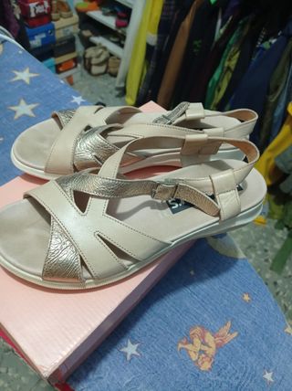 Sandalias de piel beige y oro