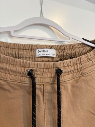 Pantalones cargo marrones Bershka