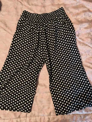Pantalón corto de lunares, talla M/L.