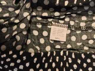 Pantalón corto de lunares, talla M/L.