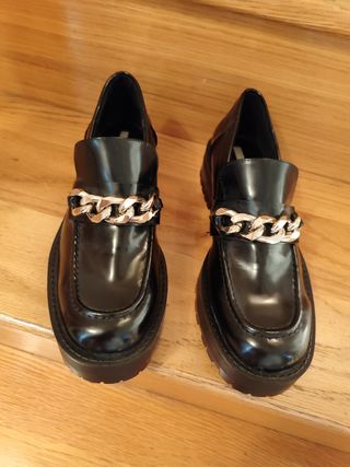 Zapatos negros con cadena talla 39
