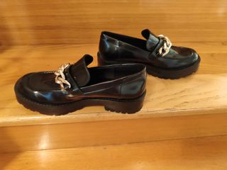 Zapatos negros con cadena talla 39