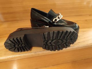Zapatos negros con cadena talla 39