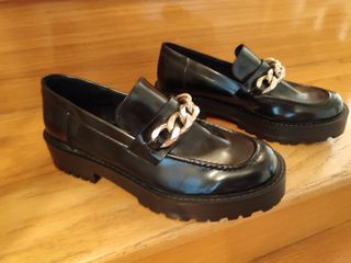 Zapatos negros con cadena talla 39