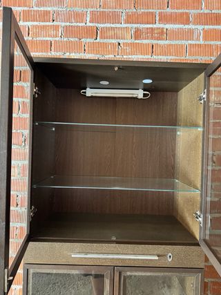 Estantería cristal y madera marrón