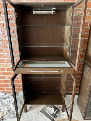 Estantería cristal y madera marrón