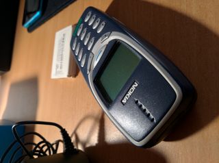Nokia 3310 con cargador