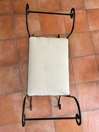 Panca da toeletta imbottita in ferro battuto beige.