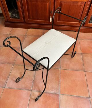 Panca da toeletta imbottita in ferro battuto beige.
