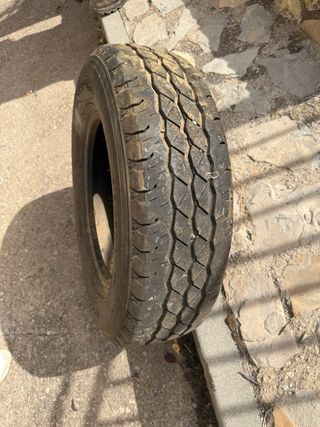 Neumático 215/75 R16