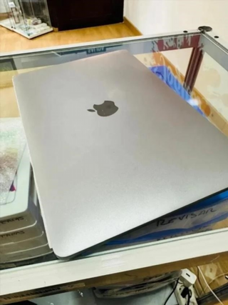 MacBook Pro 2020 8GB RAM i5 Plata