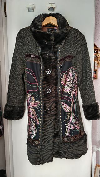 Abrigo estampado floral y pelo