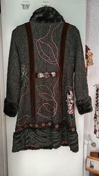 Abrigo estampado floral y pelo