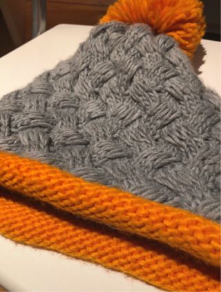 Cappellino con pompom grigio e arancione