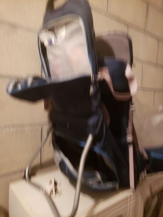 Mochila de montaña azul y rosa