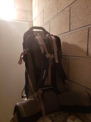 Mochila de montaña azul y rosa