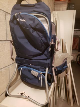Mochila de montaña azul y rosa