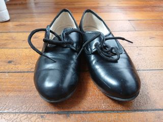 Zapatos de baile tradicional talla 33 y 35.