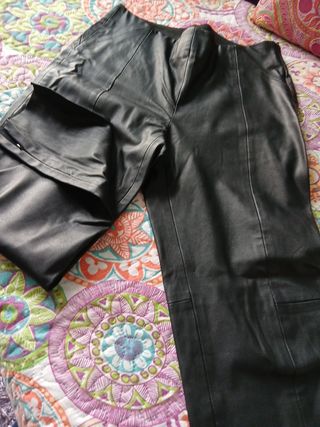 Pantalón de piel negro.