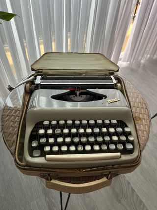 Máquina de escribir antigua con maletín
