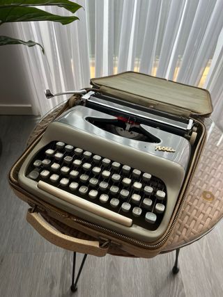 Máquina de escribir antigua con maletín