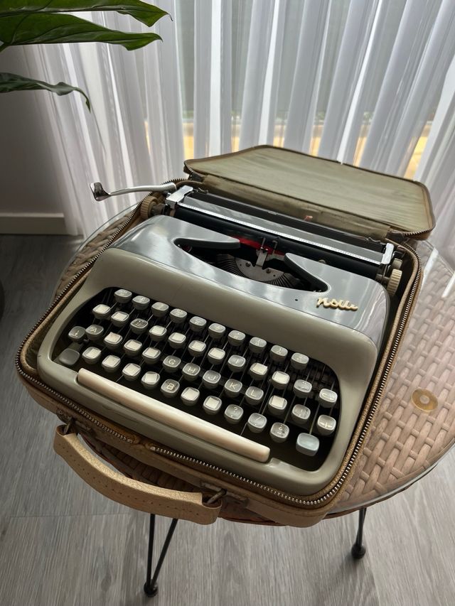 Máquina de escribir antigua con maletín