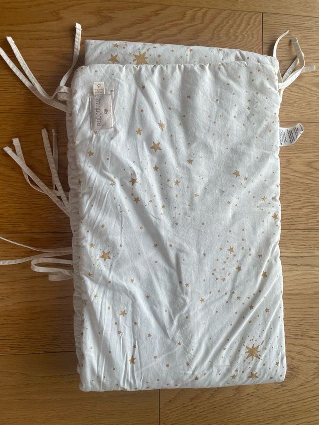 Protector cuna estrellas dorado