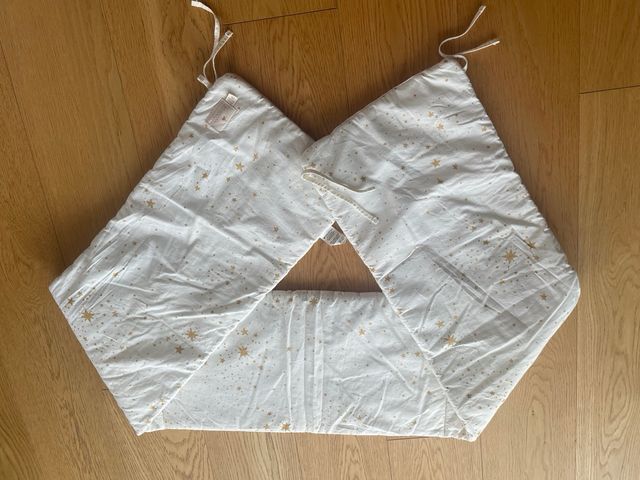 Protector cuna estrellas dorado