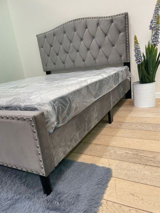 Cama tapizada en terciopelo GRIS y azul – NUEVA