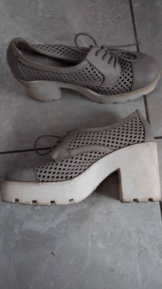 Zapatos grises con tacón y suela blanca