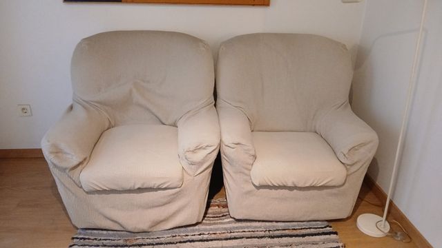 2 Sillones Orejeros Beige con Fundas