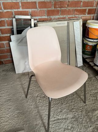 Silla rosa y plateada