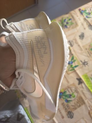 Zapatillas Nike Mujer Blancas y Amarillas
