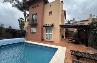 Casa adosada en alquiler en Nueva Andalucía centro en Marbella
