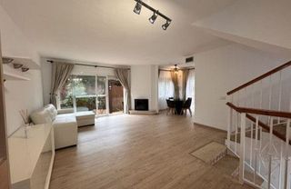 Casa adosada en alquiler en Nueva Andalucía centro en Marbella