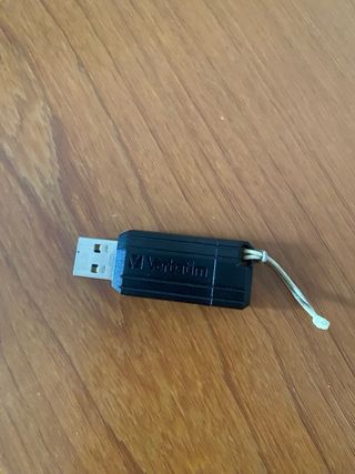 Pendrive 32GB con cordón y otro de 16 GB, Verbatim