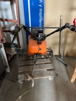 Motoazada naranja con ruedas
