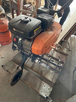 Motoazada naranja con ruedas