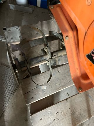 Motoazada naranja con ruedas