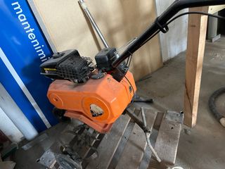 Motoazada naranja con ruedas