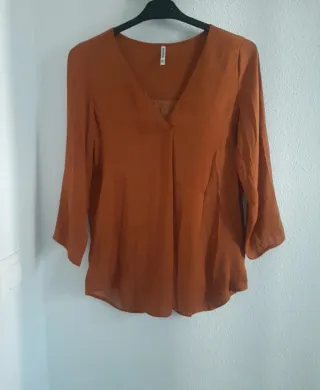 2 Blusas Stradivarius Mostaza y Blanca.
