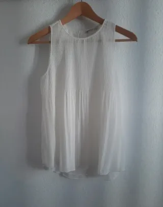 2 Blusas Stradivarius Mostaza y Blanca.