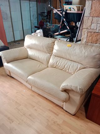 Sofá de piel beige