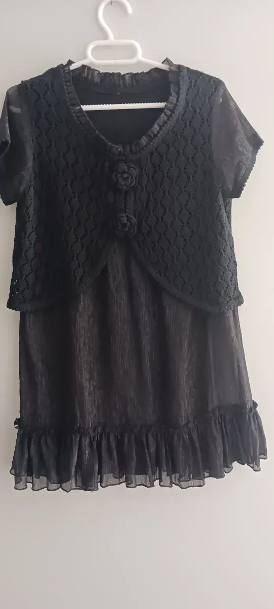 Blusa negro con encaje y volantes