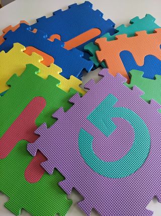 Puzzle suelo bebe letras y números