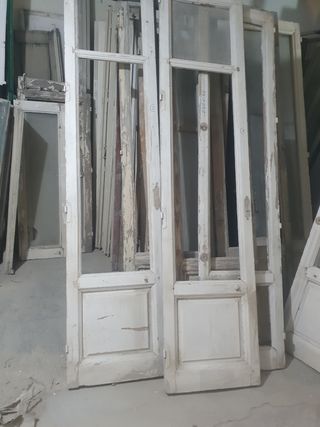 Puertas antiguas de madera y cristal