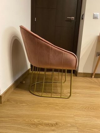 Sillón rosa con patas doradas
