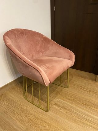 Sillón rosa con patas doradas