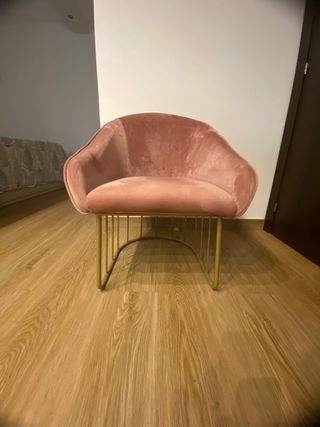 Sillón rosa con patas doradas